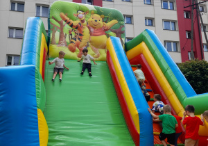 Janek i Franek świetnie się bawią na dmuchańcu