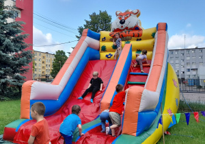 Rysiu zjeżdża ze zjeżdżalni.