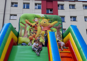Ala, Emma i Wiktor zjeżdżają ze zjeżdżalni.