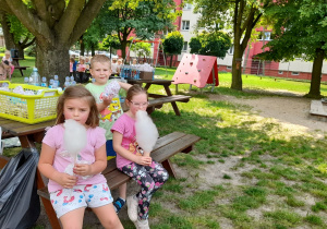 Latika, Kuba i Emma jedzą cukrową watę.