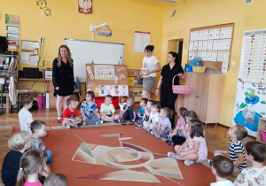 Pani dyrektor składa ,,Żabkom " życzenia .