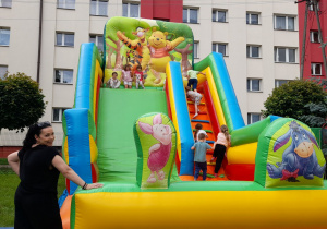 Pani Ewa pilnuje dzieci na zjeżdżalni.