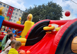 "Biedroneczki" grają w kosza.