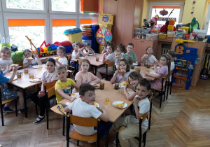 Dzieci z grupy V zajadają pizzę.
