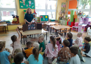 Dzieci odpowiadają na pytania Pani Ilony.