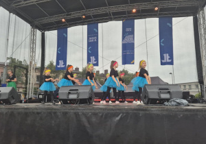 Dziewczynki z koła tanecznego tańczą na scenie