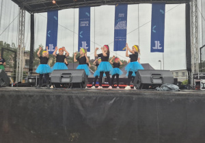 Dziewczynki z koła tanecznego wykonują figurę choreograficzną