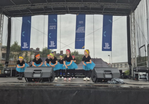 Dziewczynki z koła tanecznego wykonują młynek na scenie