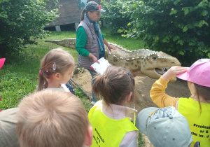 Pani przewodnik opowiadają ciekawostki o kolejnym dinozaurze.