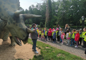 Pani pokazuje ogromne rogi dinozaura.