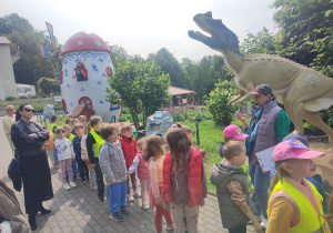 Spacer z przewodnikiem po ścieżce mezozoicznej.
