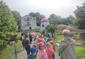 Dzieci słuchają pani przewodnik.