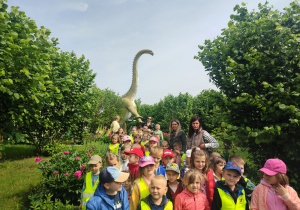 Wspólne zdjęcie z figurką dinozaura.
