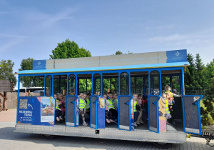 Wszyscy siedzą w wagoniku kolejki do zwiedzania ZOO.