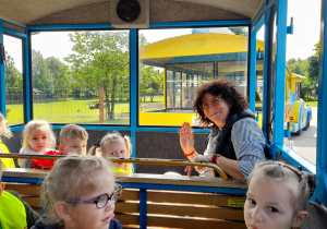 Pani Renia daje znać ręką, że zaraz ruszamy.