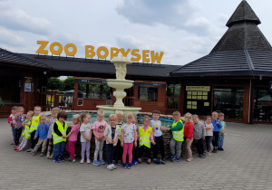 Dzieci prezentują się przed wejściem do ZOO Borysew.