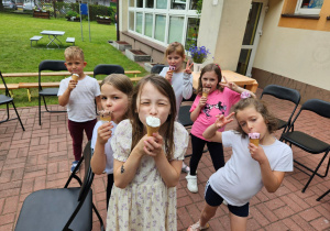 Dzieci delektują się słodkami lodami