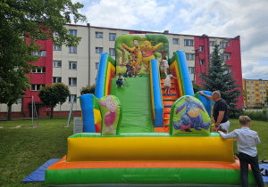 Dzieci z grupy "Biedronek" podczas zabawy na dmuchanym zamku