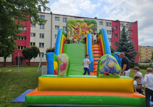 Dzieci z grupy "Biedronek" świetnie się bawią na dmuchańcu
