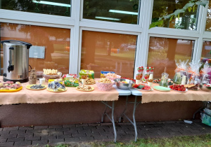 Przygotowany poczęstunek z owocami i przekąskami.