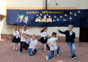 Dzieci tworzą kolejną figure w polonezie "kolanko".