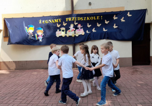 „Żabki” tańczą w dwóch kolach.