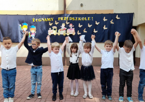 Starszaki kłaniają się przed publicznością.