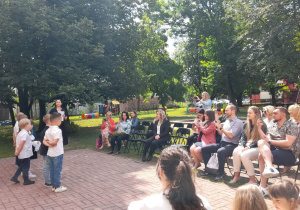 Widownia ogląda występ przedszkolaków.