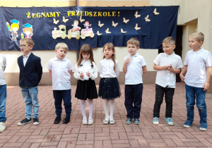 Dzieci śpiewają wspólnie piosenkę.
