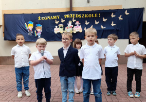 Starszaki recytują wiersz.
