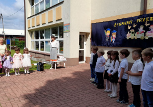 Pięciolatki żegnają najstarszą grupę wierszem.