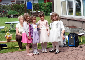 Dziewczynki z „Misiaczków” śpiewają piozenkę.