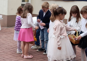 5-latki wręczają upominki dla „Żabek”.