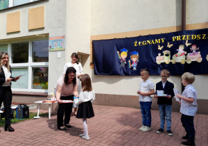 Pani Paulina podaje książeczkę Uliance.