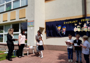 Ala odebrała słodkości od pani Eweliny.