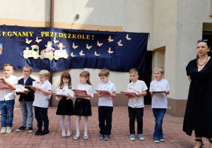 Dzieci trzymają otrzymane upomniki.