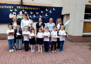 Pamiątkowe zdjęcie starszaków z paniami.