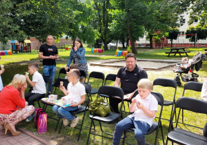 Dzieci zajadają się lodami.