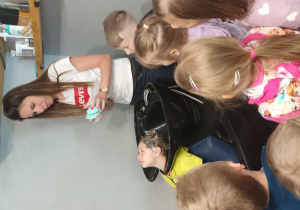 Do wzmocnienia cebulek włosów służy przyrząd do masowania skóry głowy.