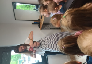 Mama obcina włosy Wojtka nożyczkami.