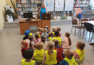 Pani bibliotekarka pokazuje dzieciom Sowę Mądrągłówkę, która opowiada dzieciom historie.