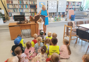 Maja otwiera teatrzyk Kamishibai.