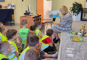 Pani Ula czyta dzieciom bajkę o Bolku i Lolku