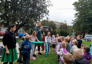 Prowadząca wybrała Kasjana i Julkę do przewodzenia zabawie w berka.