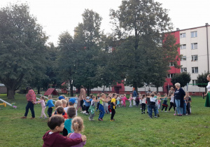 Nauczycielki wraz z dziećmi ze swoich grup tworzą pociągi.