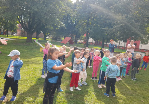 Dzieci tańczą Makarenę.