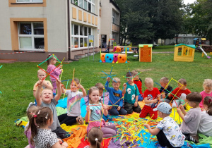 Przedszkolaki z chęcią zabrały się do tworzenia konstrukcji z kolorowych słomek.