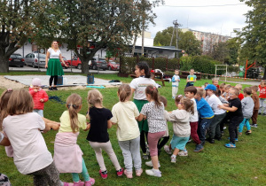 Dużo śmiechu dostarczyło przedszkolakom współzawodnictwo w przeciąganiu liny.