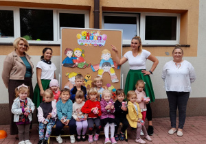 Maluszki z grupy Biedronek z uśmiechem pozują do zdjęcia.
