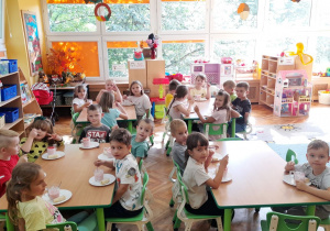 Dzieci z grupy Misiaczków delektują się pysznym deserem.